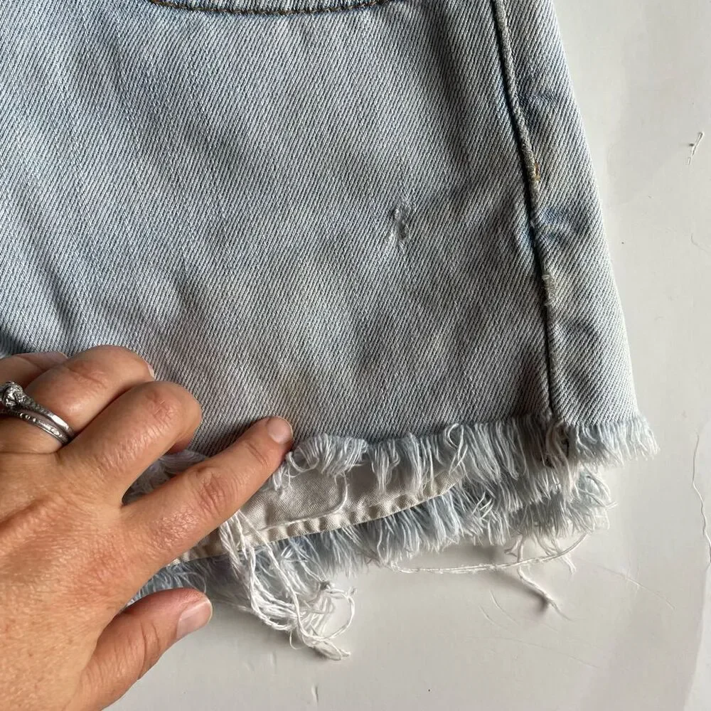 LEVI’S | high rise distressed light denim cut off jean shorts 28